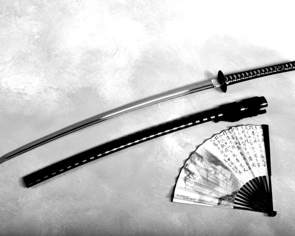 Нож на черном фоне