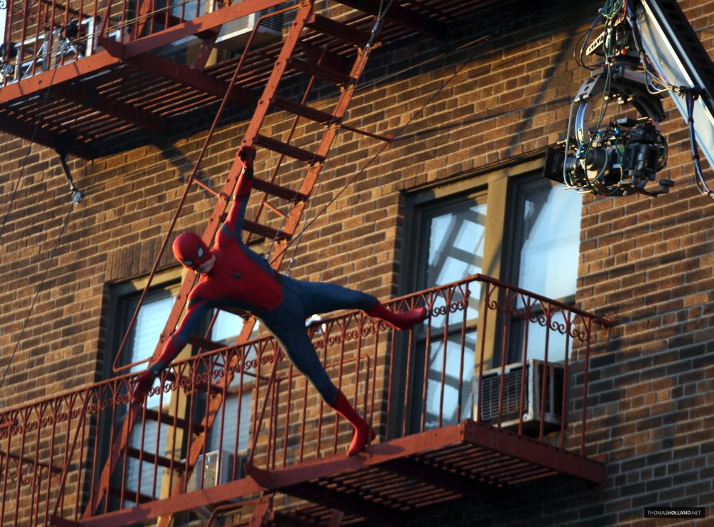 Человек паук на паутине спускается вниз