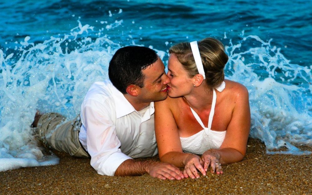 Пара на пляже на закате