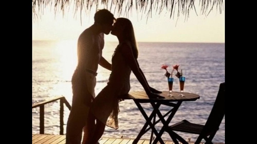 Влюбленные на берегу моря