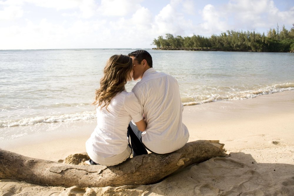 Парень и девушка вдалеке