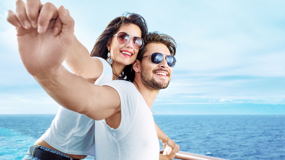 Влюбленная пара на берегу моря