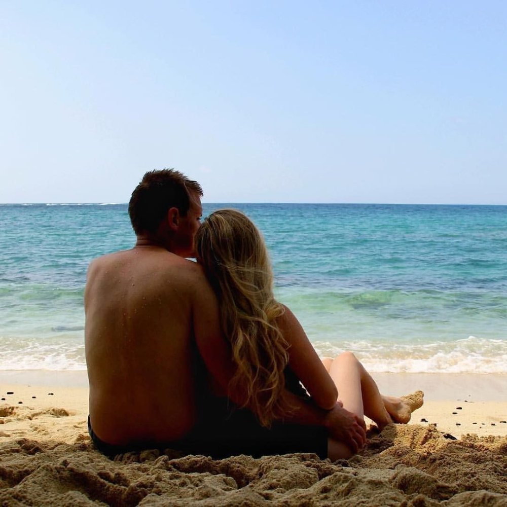 Пара на фоне заката