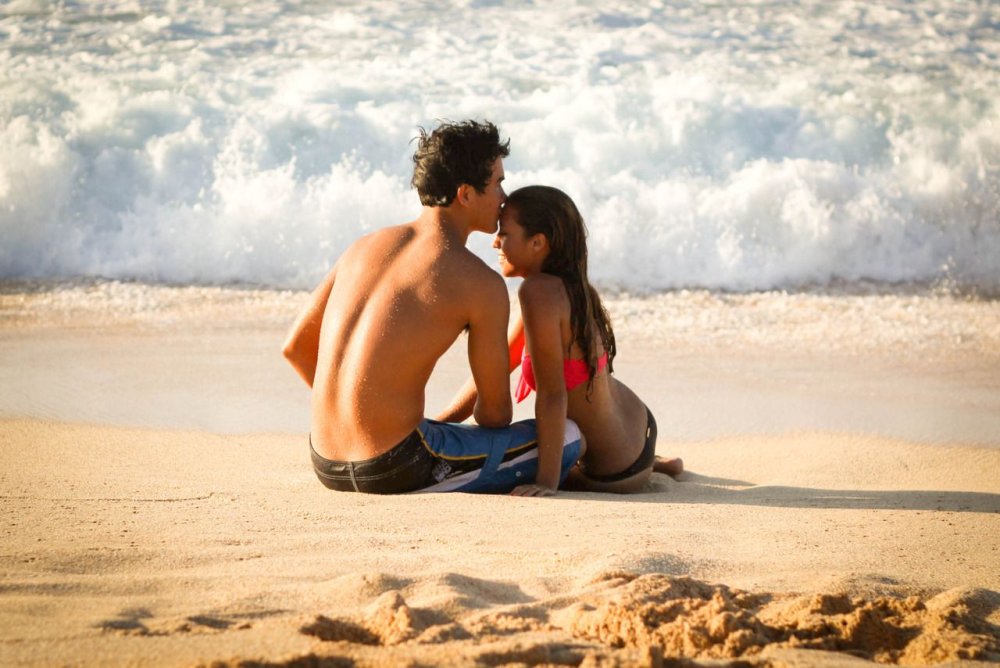 Мужчина и женщина на море