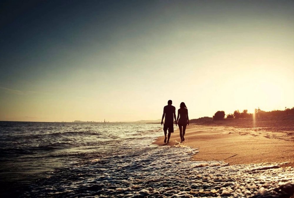 Счастливые влюбленные на море