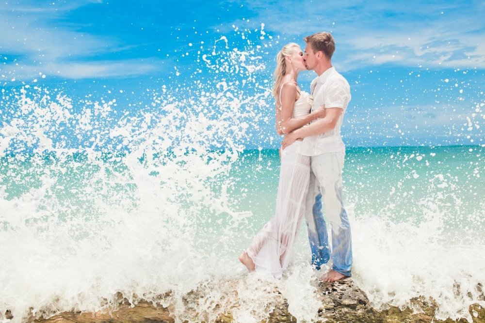 Парень и девушка на берегу