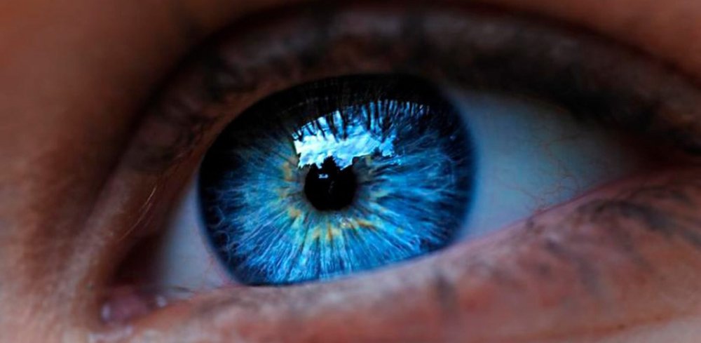 Глаз близко