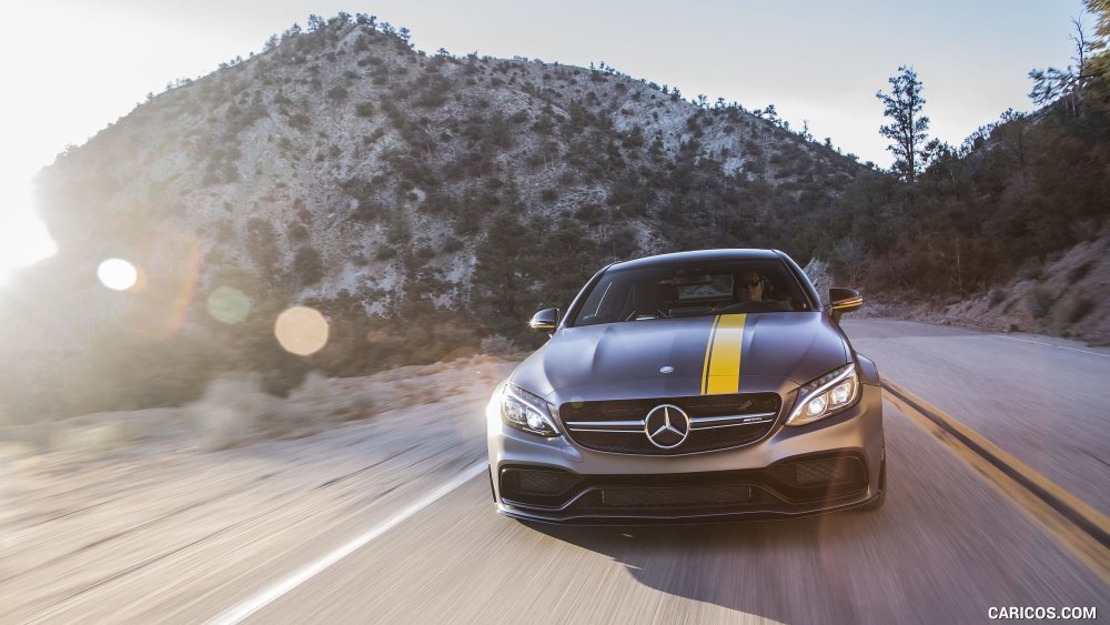 Мерседес АМГ 63 на черном фоне