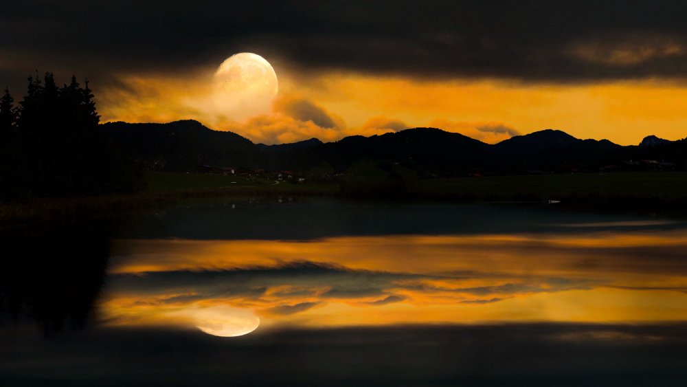 Луна на закате