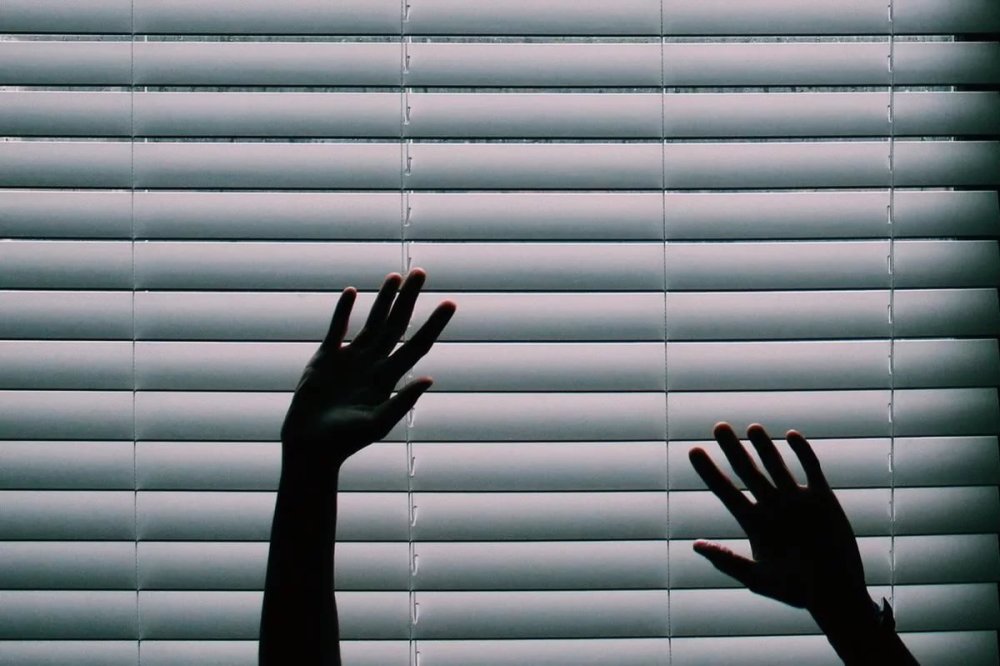 Розовый мрамор с надписями