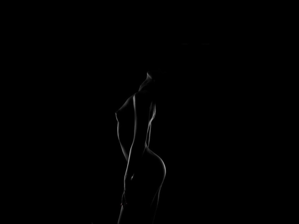 Силуэт девушки в темноте