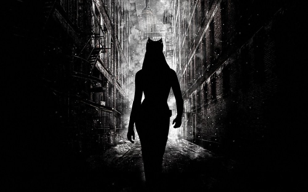 Женский силуэт в темноте