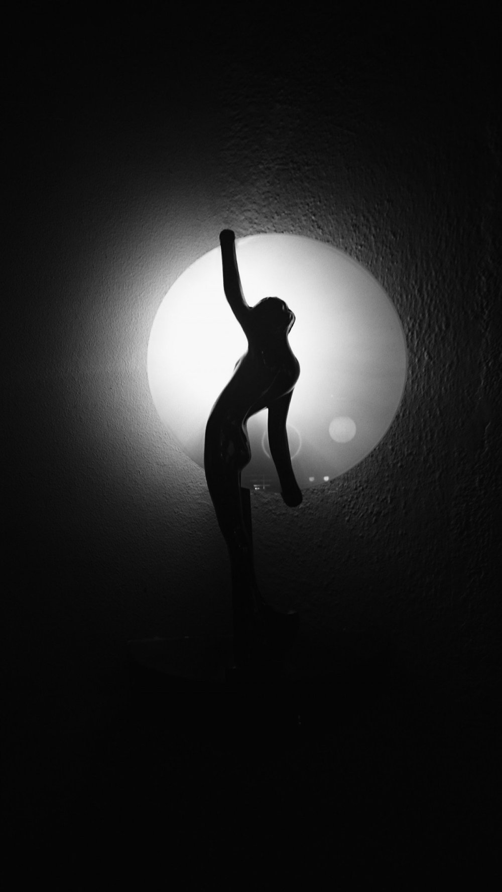 Женщина в полумраке