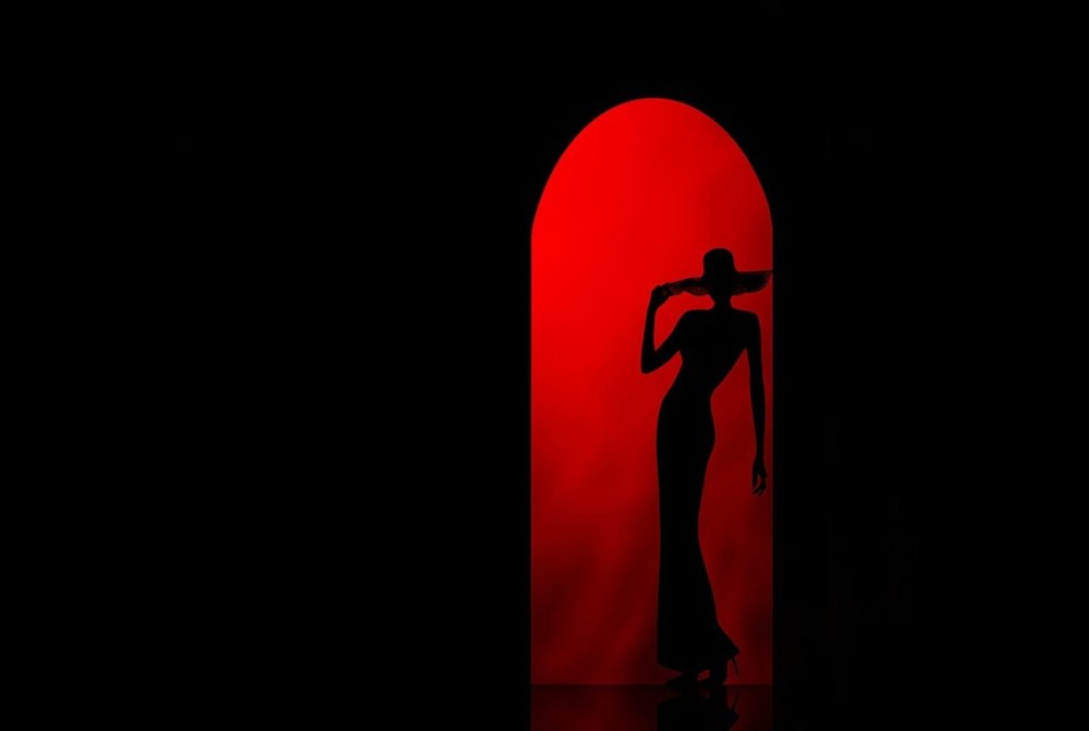 Девушка на черном фоне