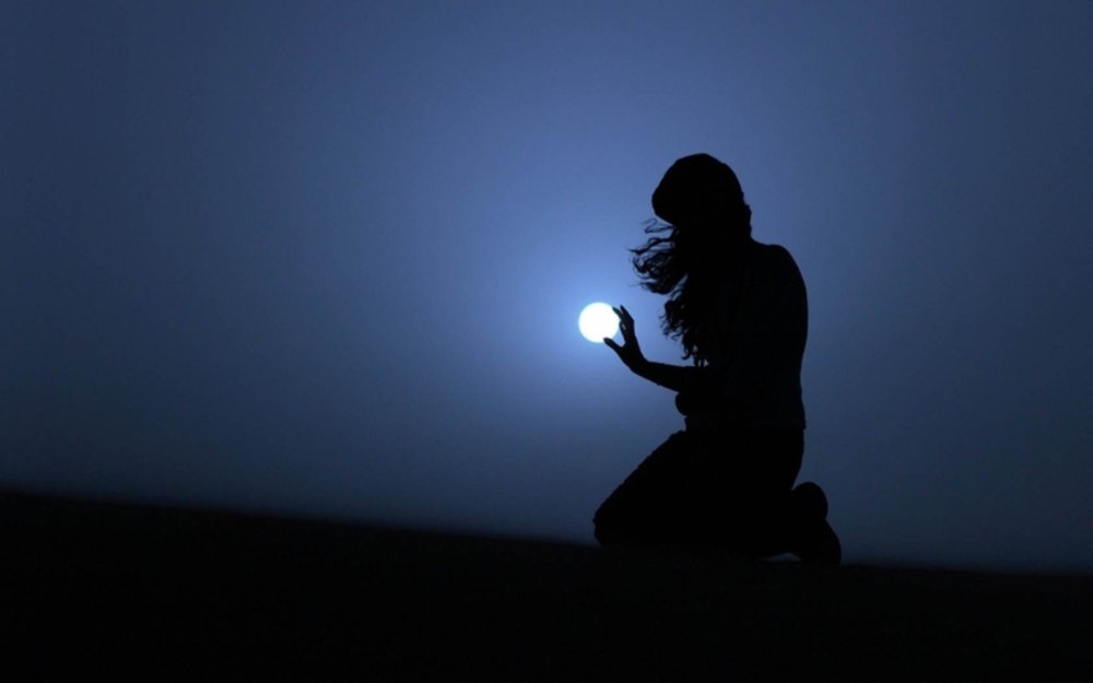 В капюшоне в темноте