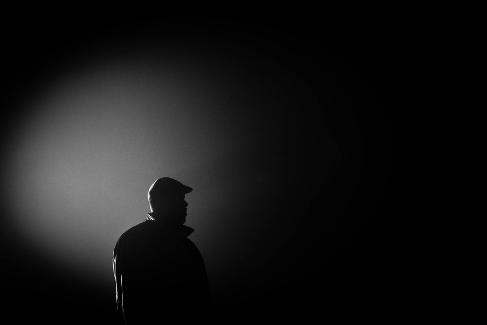 Женское тело в полумраке