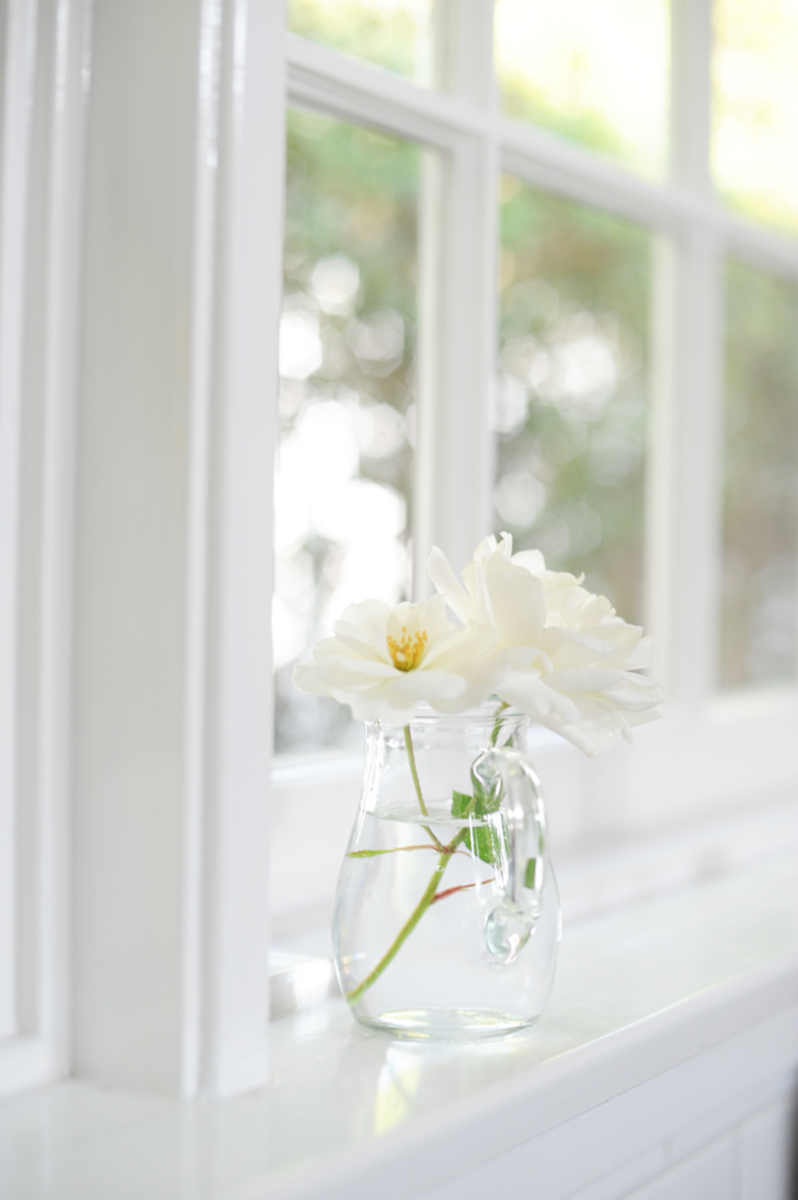 Красивое белое окно