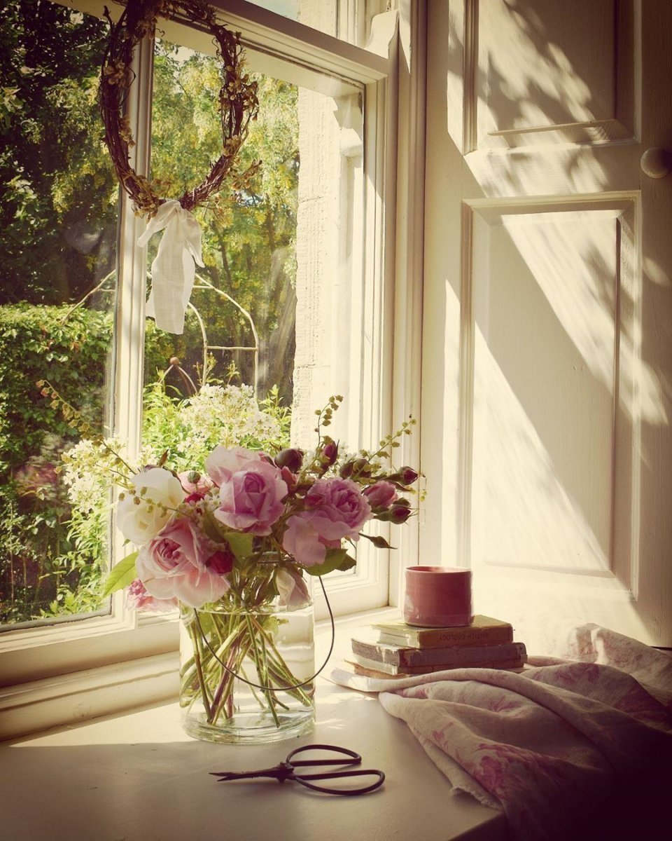 Ваза с цветами на окне