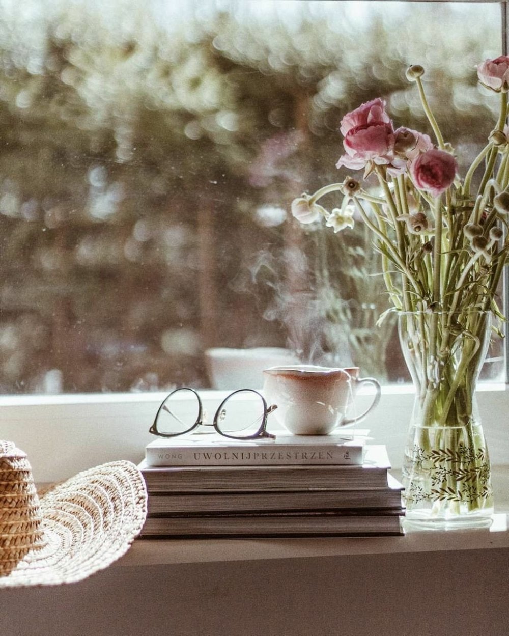 Цветы на окне