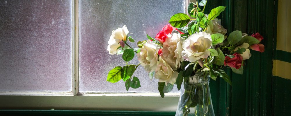Букет роз в вазе на окне