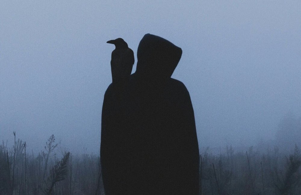 Готический замок с воронами