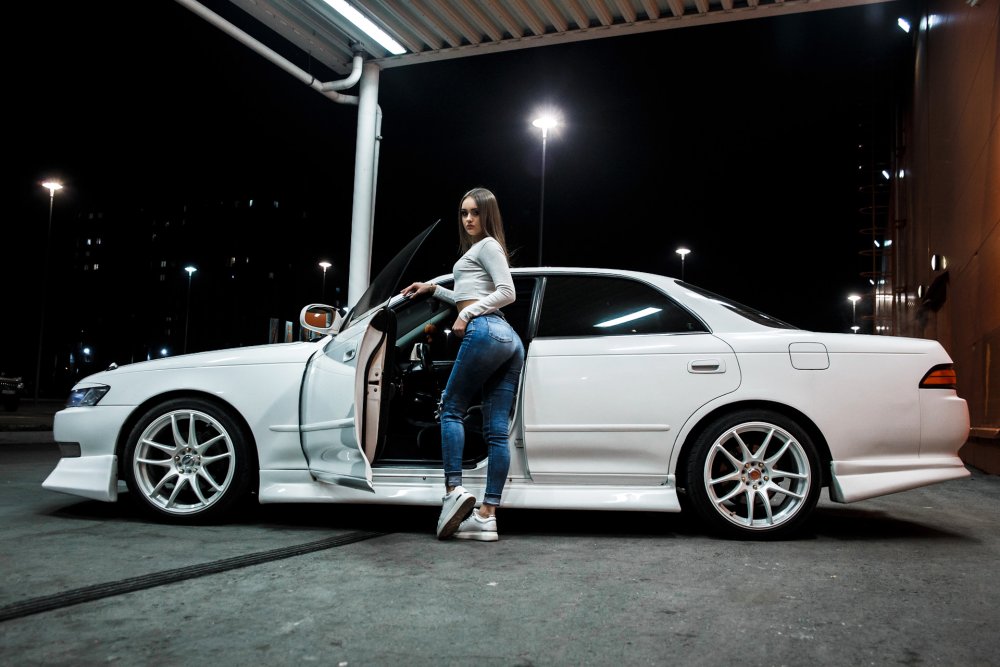 Девушка и Тойота Марк 2 100