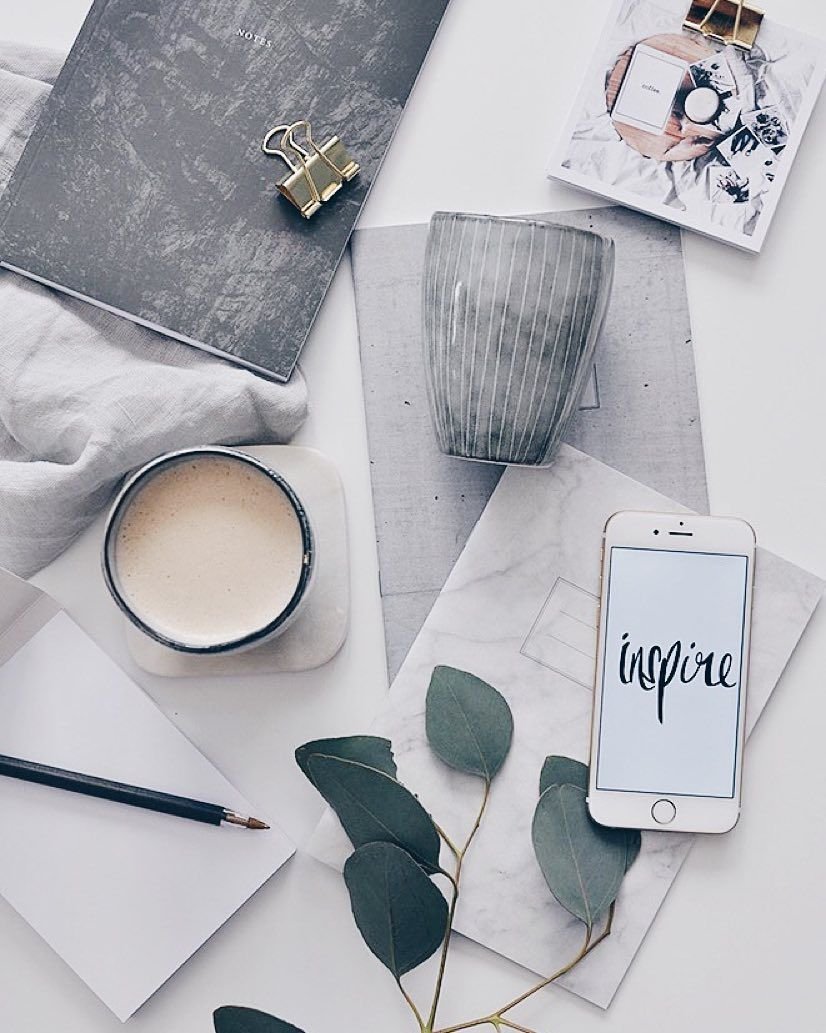 Стол с цветами вид сверху