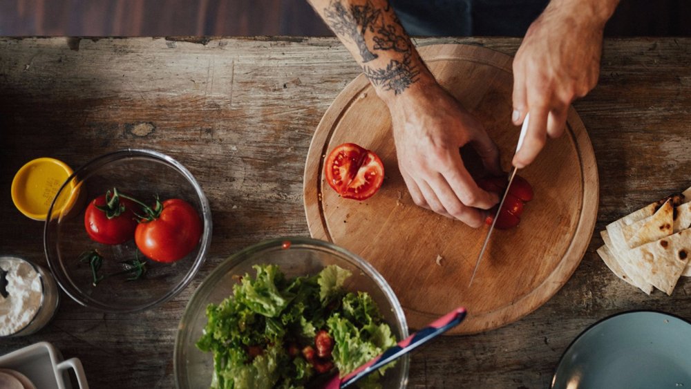 Руки готовят еду