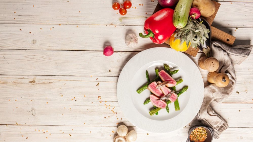 Блюда на деревянном фоне