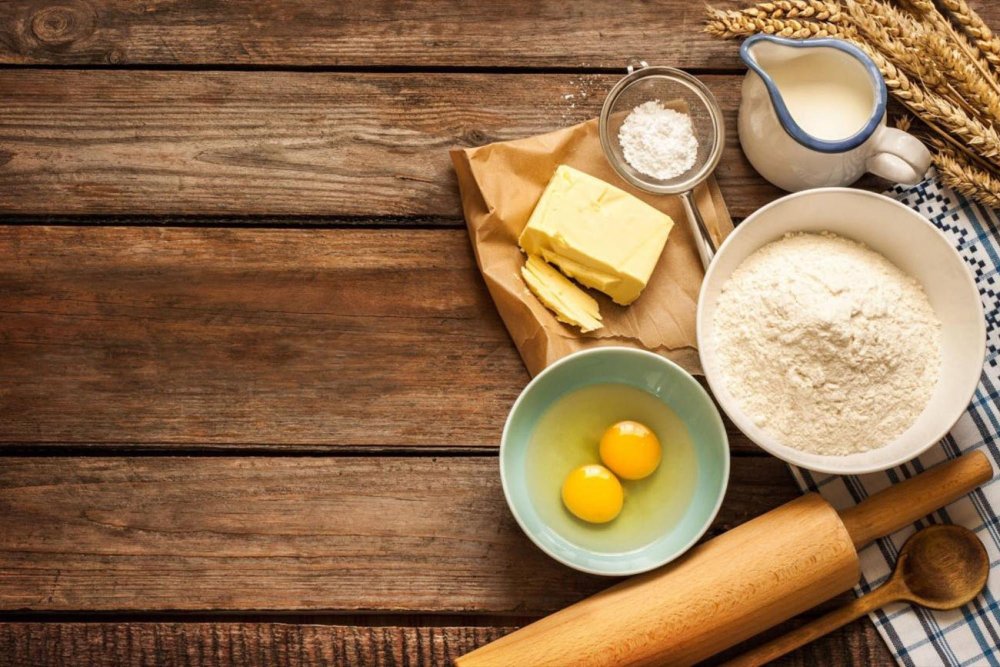 Ингредиенты на деревянном фоне