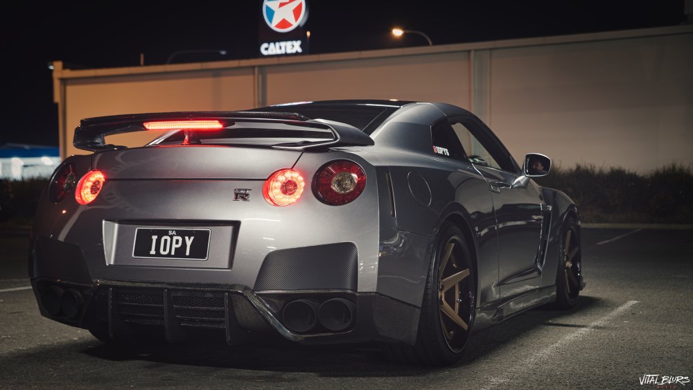 Ниссан ГТР Р 35 белый сзади