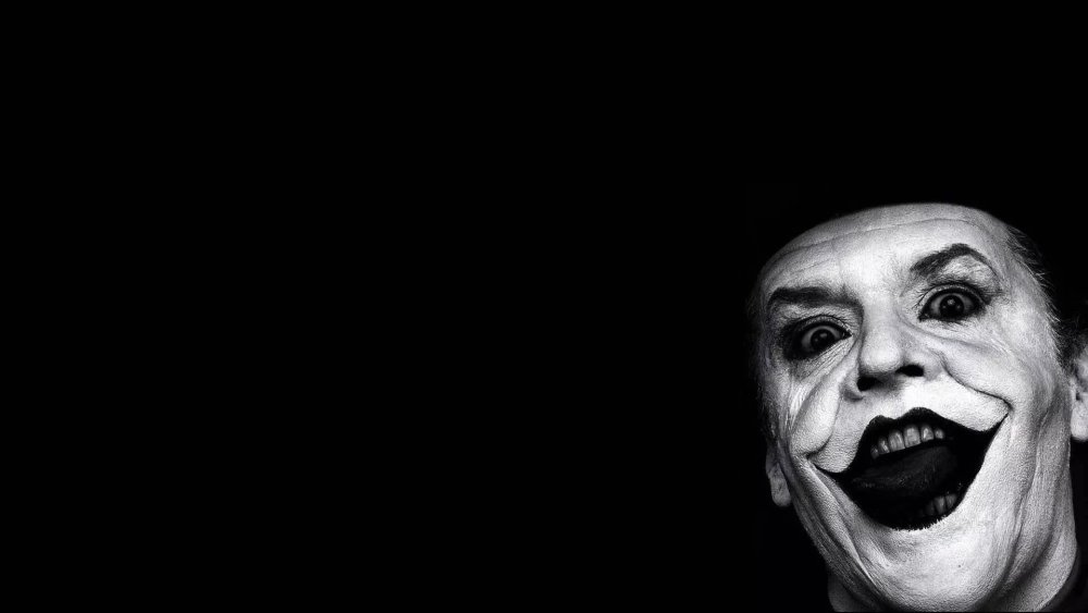 Страшное лицо на черном фоне