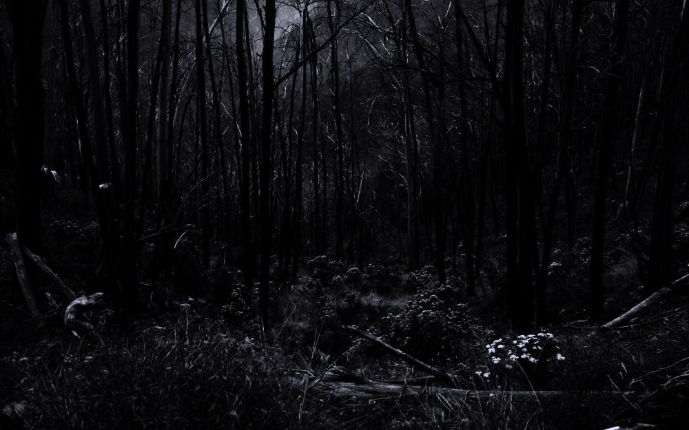 Страшные лица на темном фоне