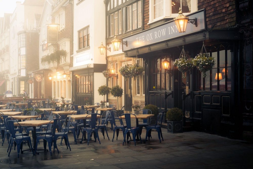 Уютное уличное кафе