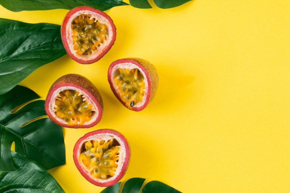 Экзотические фрукты на ярком фоне