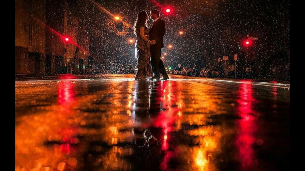 Влюбленные силуэт под зонтиком