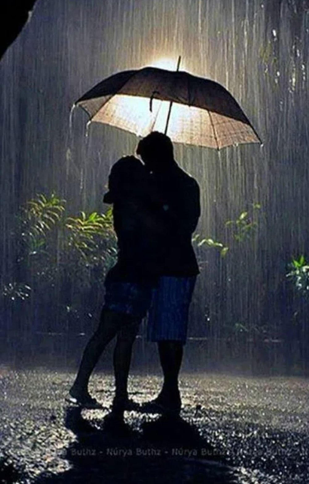 Парочка под дождем