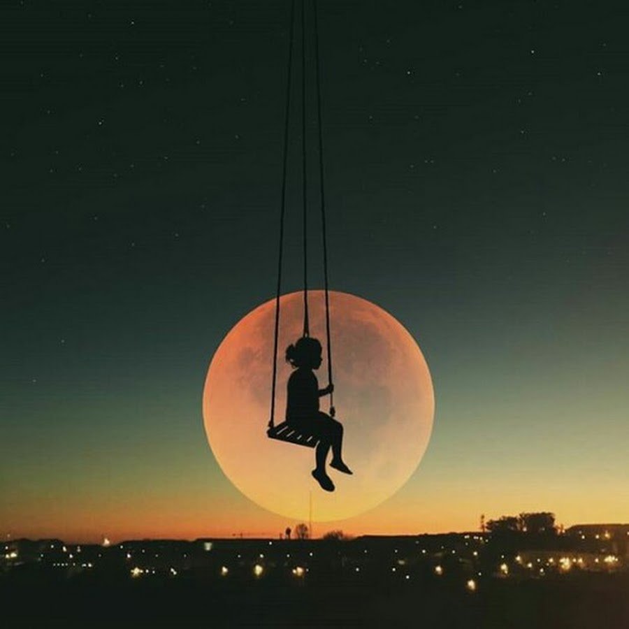 Силуэт девушки на фоне неба