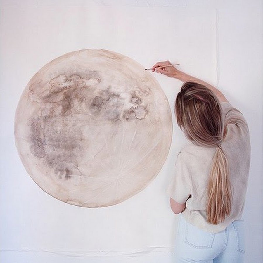 Мужской силуэт на фоне Луны