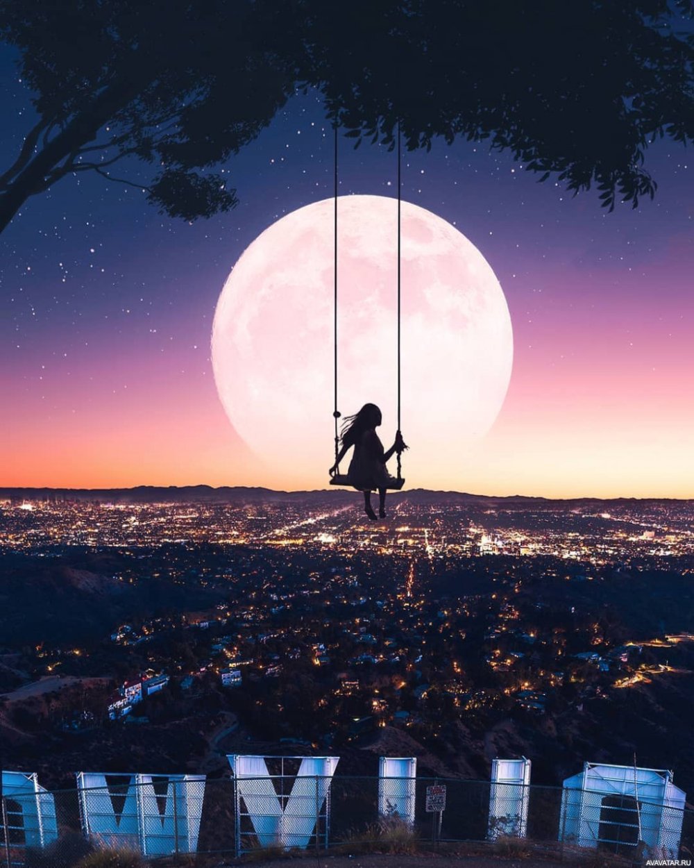 Силуэт человека на фоне Луны