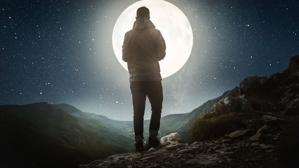Человек под луной