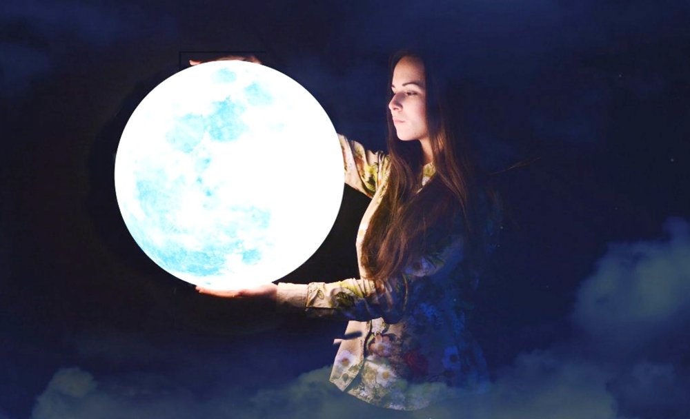 Луна на Светлом фоне