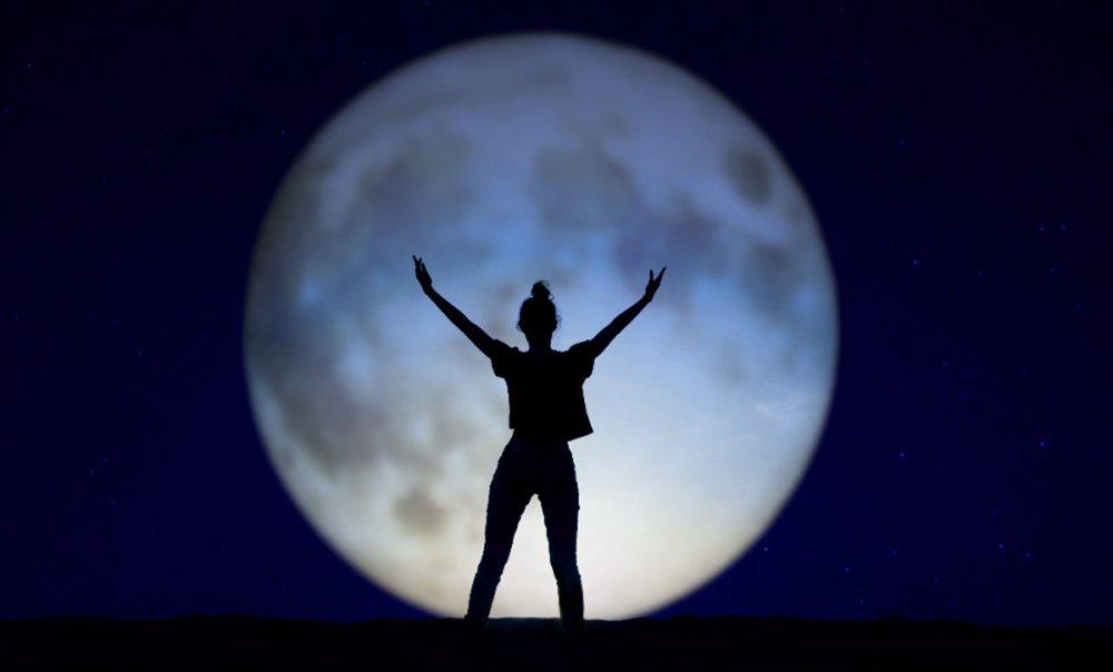 Девушка с луной в руках