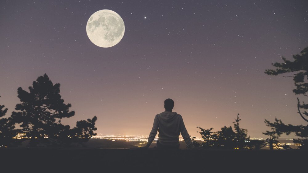 Девушка с луной в руках