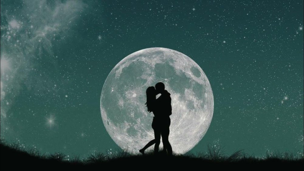 Девушка на фоне Луны