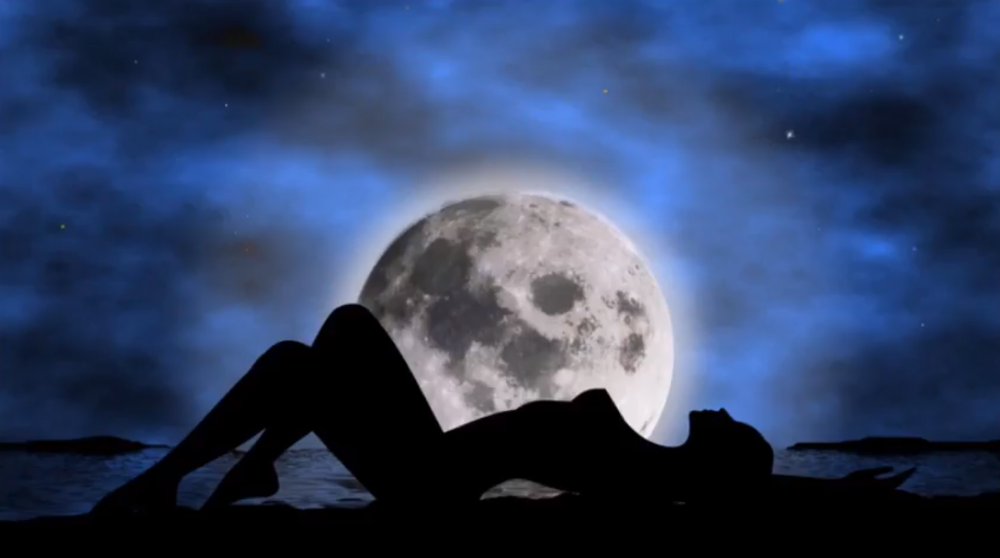 Девушка с магическим шаром