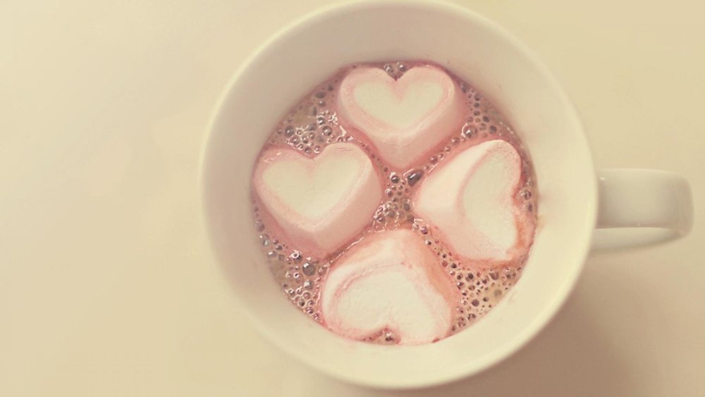 Белое сердце на черном фоне