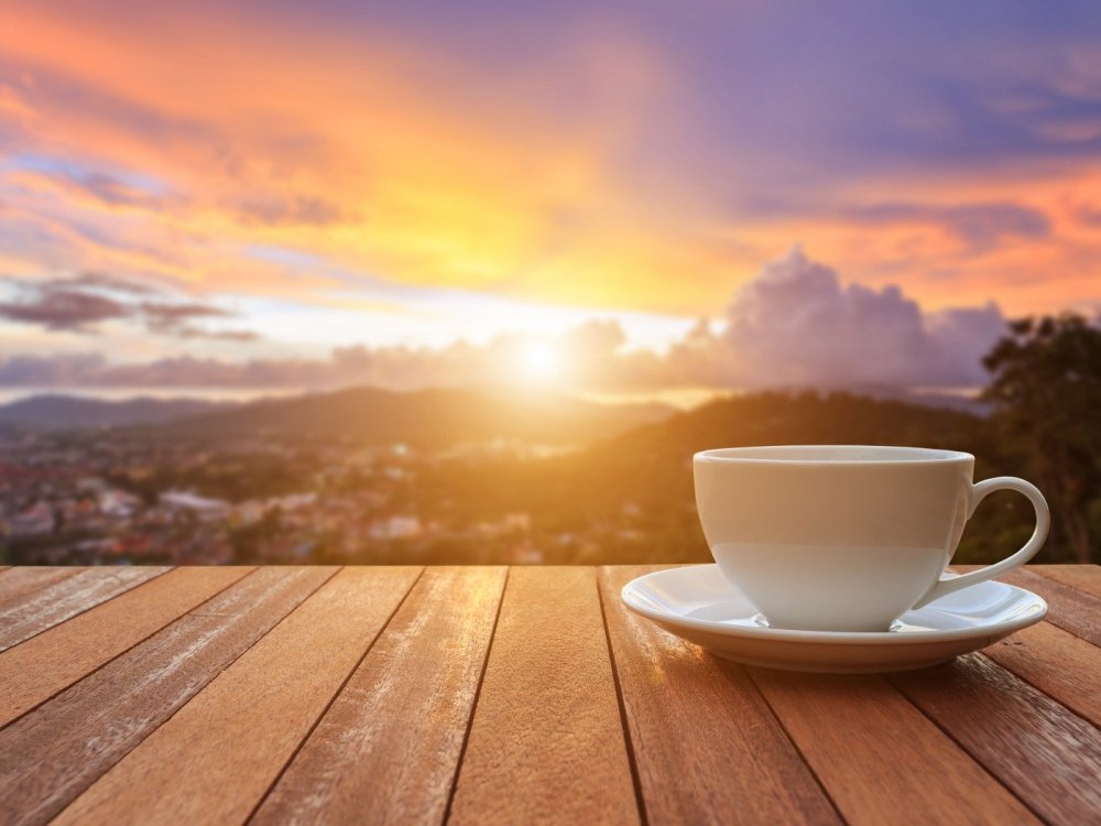 Чашка кофе на рассвете