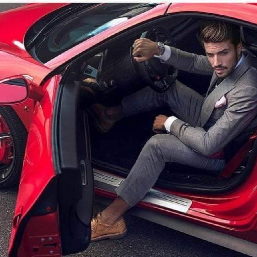 Красивый парень в машине