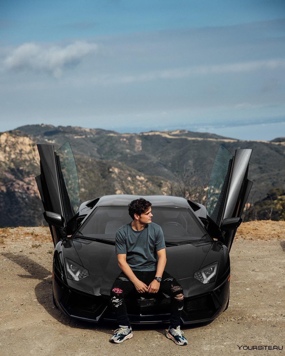 Парень на крутой тачке